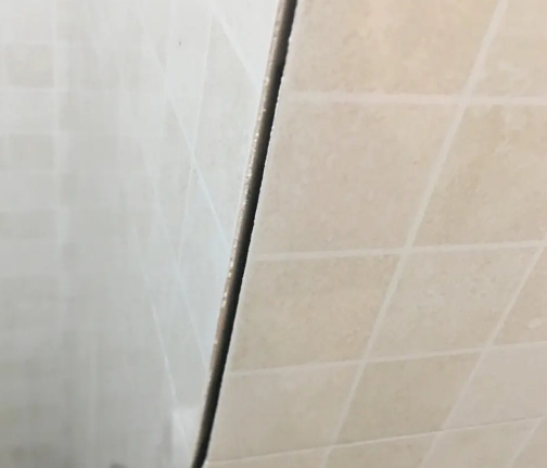 吴起瓷砖空鼓维修公司分享阳台瓷砖脱落的修复过程可以分为以下几个步骤