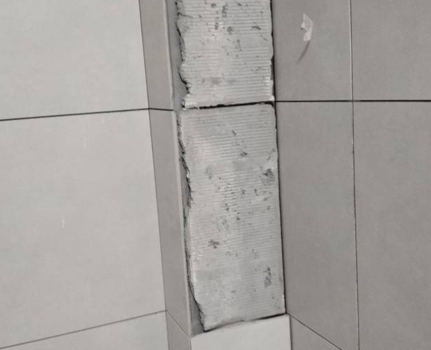 吴起瓷砖空鼓维修公司分享下瓷砖施工前基层浇水润湿程度不足，可能导致以下问题