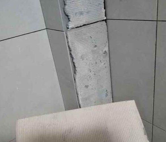 吴起瓷砖空鼓维修公司分享下厨房瓷砖脱落的补救措施。